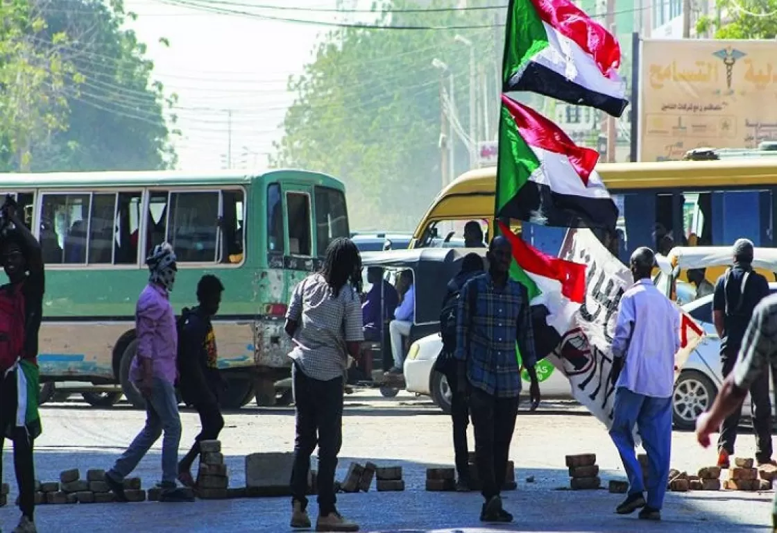 يريدون الانفراد بالحكم... قيادات مدنيّة تفتح النار على الجيش السوداني والإخوان يريدون الانفراد بالحكم... قيادات مدنيّة تفتح النار على الجيش السوداني والإخوان