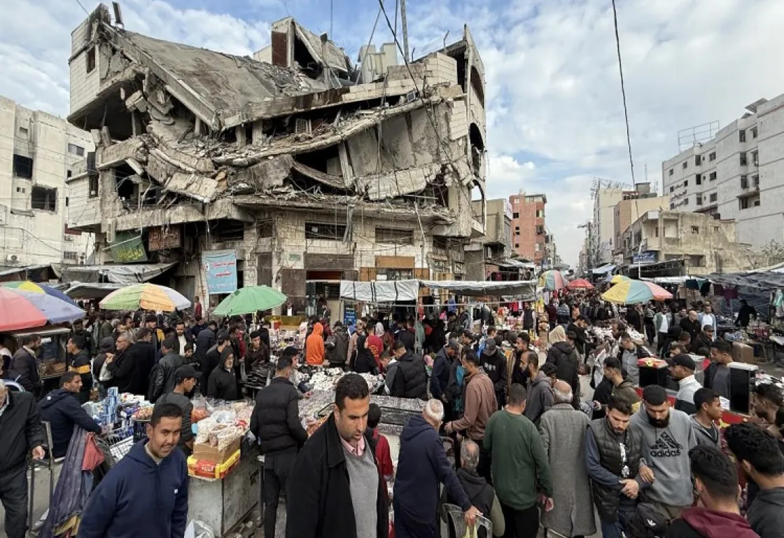 أكاديميون خلف البسطات... حين تنكسر الشهادات أمام لقمة العيش في غزة أكاديميون خلف البسطات... حين تنكسر الشهادات أمام لقمة العيش في غزة