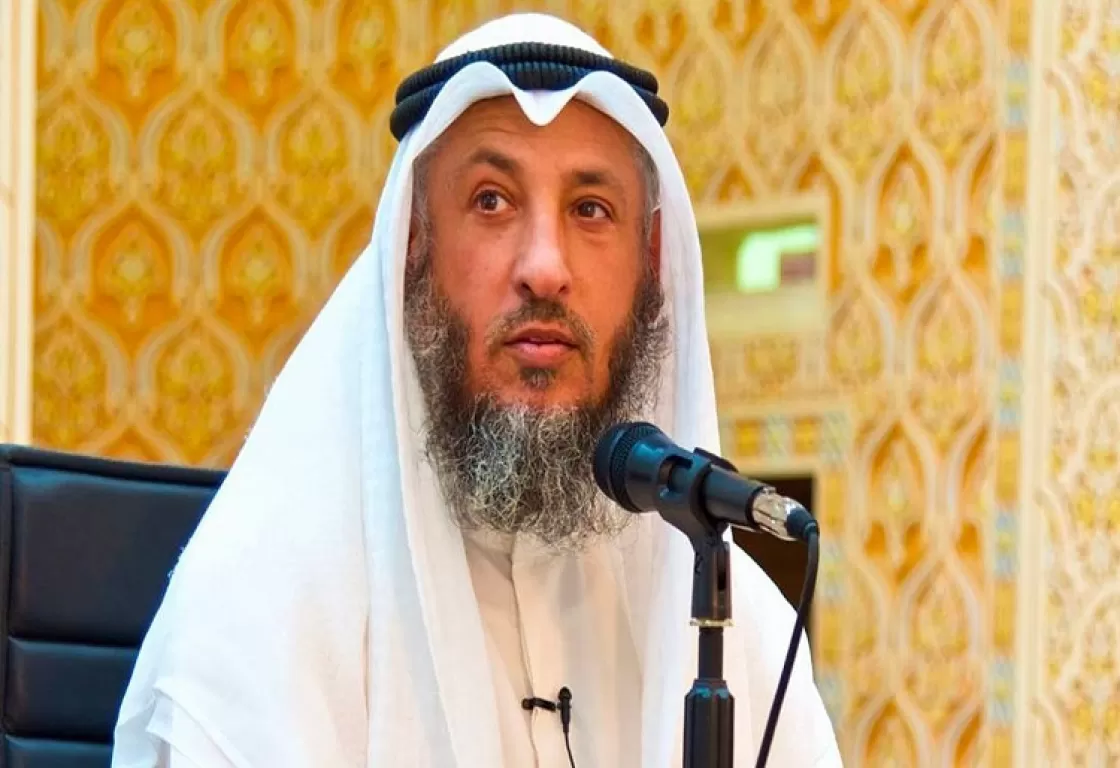 اللون الأحمر لـ"النساء والكفار".. داعية كويتي يثير الجدل على مواقع التواصل الاجتماعي 