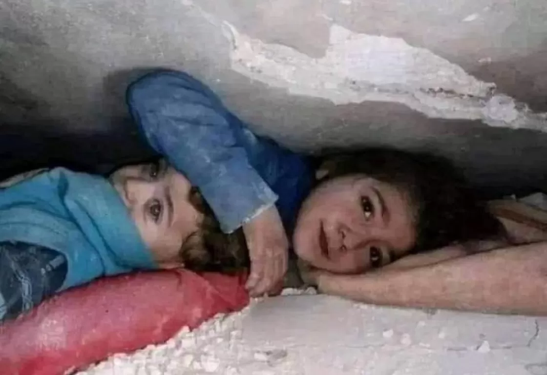 &quot;طلعني أكون خدامة عندك&quot;.. فيديو لطفلة سورية تحت الأنقاض يهزّ العالم