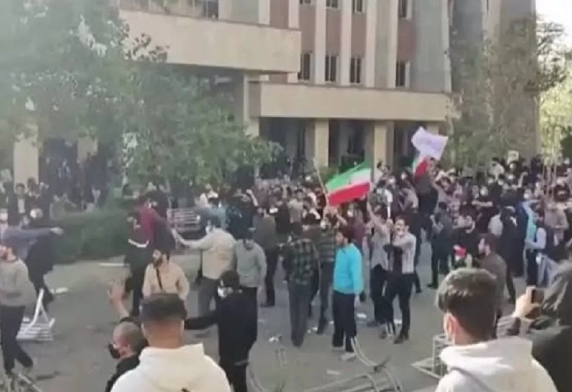 الأمن يحاصر مراسم تأبين قتلى الاحتجاجات... والإضرابات العامة تستمر الأمن يحاصر مراسم تأبين قتلى الاحتجاجات... والإضرابات العامة تستمر