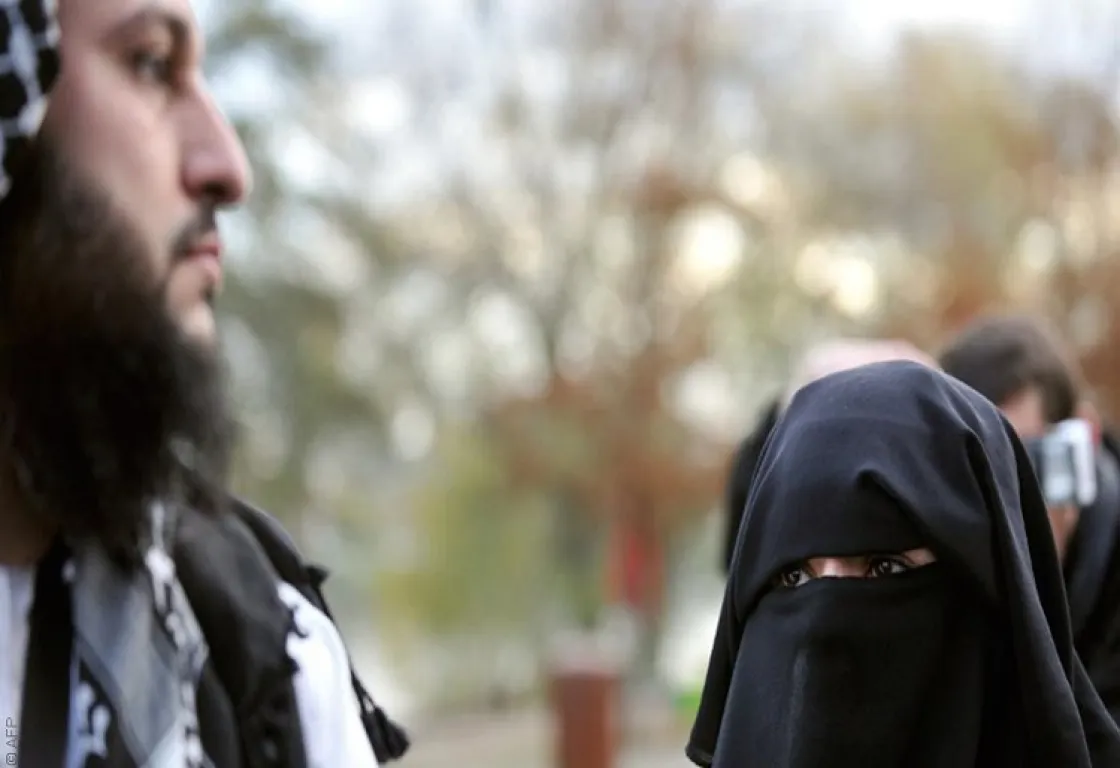الاهتمام السلفي بالمرأة... بين المعارك الآمنة وقلق الحضور