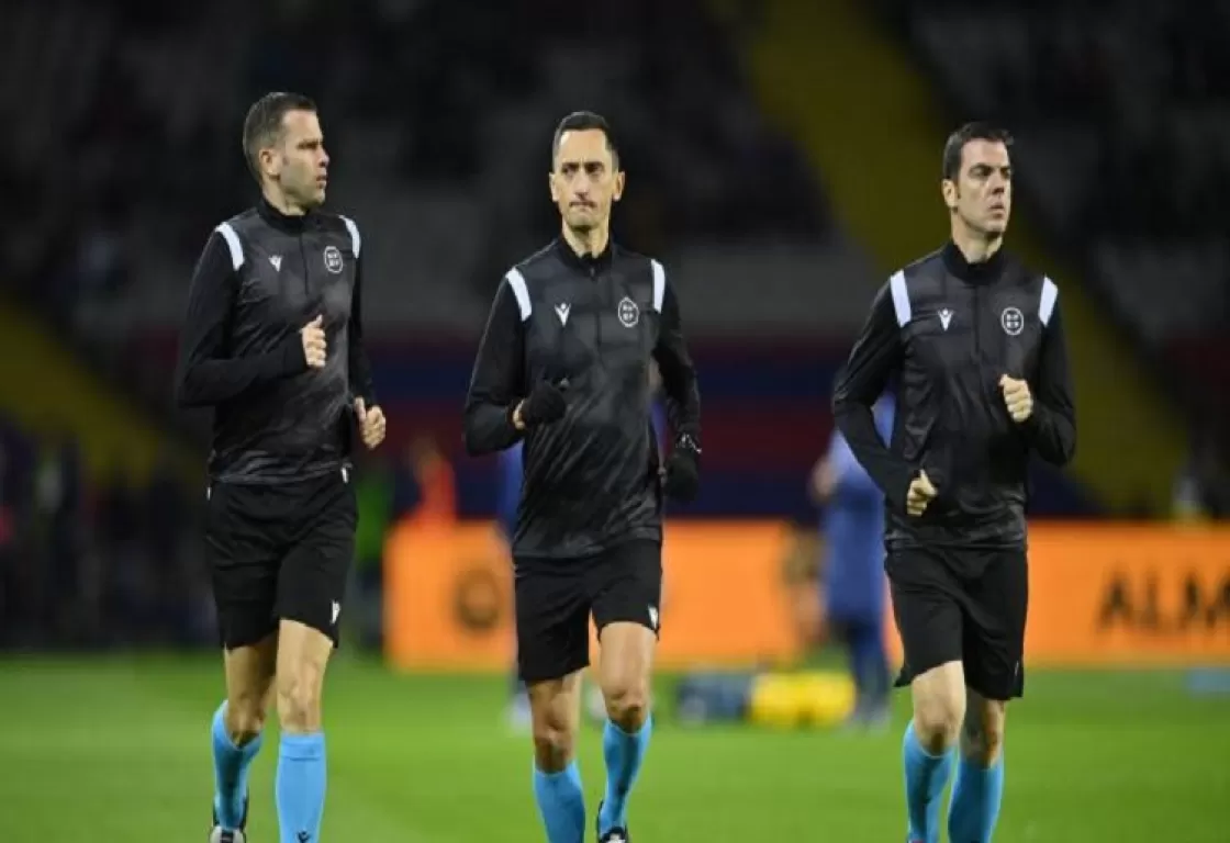 الاتحاد الإسباني يتدخل بعد اتهام مساعد الحكم بالتجسس على لاعبي البارسا الاتحاد الإسباني يتدخل بعد اتهام مساعد الحكم بالتجسس على لاعبي البارسا