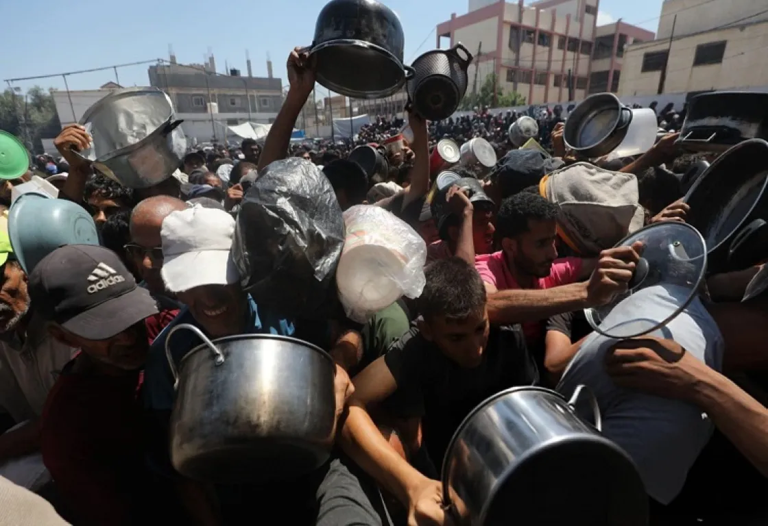 غزة: طوابير الجائعين مشهد متكرر لمعاناة يومية غزة: طوابير الجائعين مشهد متكرر لمعاناة يومية