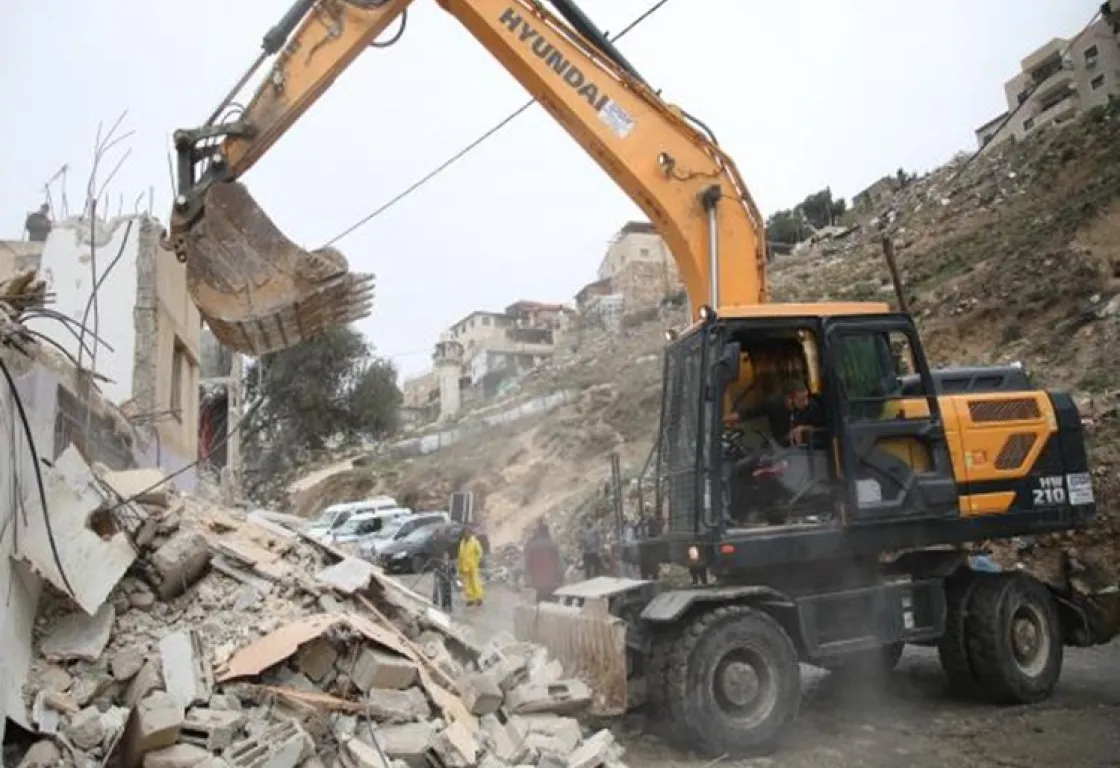 معاناة طالت البشر والحجر: إسرائيل تجبر عائلات مقدسية على هدم بيوتها بأيديها