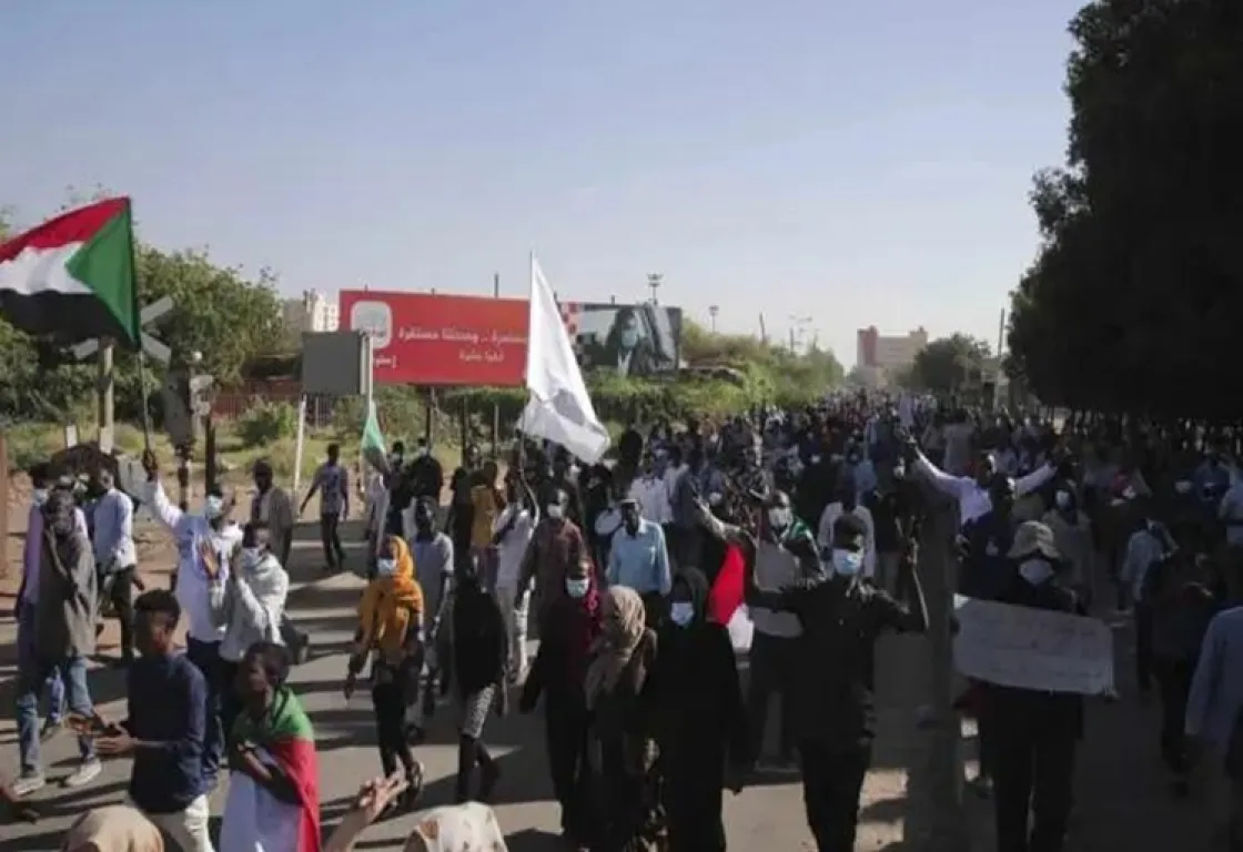 محاولة للتبرؤ أم مناورة جديدة؟ كيف تحولت جماعة الإخوان إلى عبء على جنرالات السودان؟