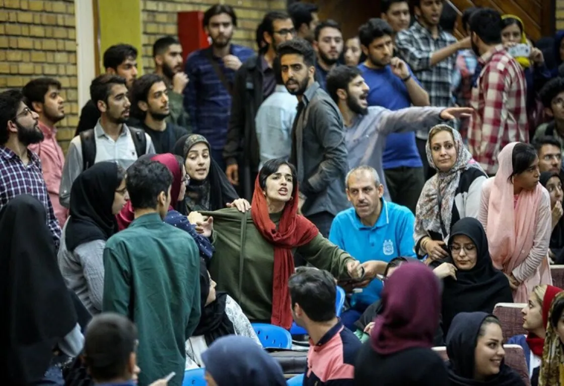 إيران بين الحجاب والعلمانية... جناية الإسلام السياسي على تعددية العقل الشيعي إيران بين الحجاب والعلمانية... جناية الإسلام السياسي على تعددية العقل الشيعي