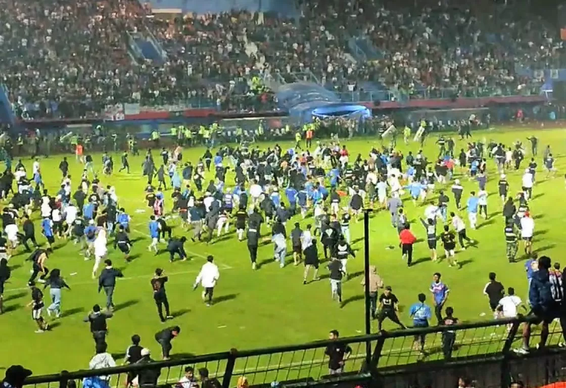 مئات القتلى والمصابين.. "مجزرة كروية" في إندونيسيا.. من المسؤول؟ مئات القتلى والمصابين.. "مجزرة كروية" في إندونيسيا.. من المسؤول؟
