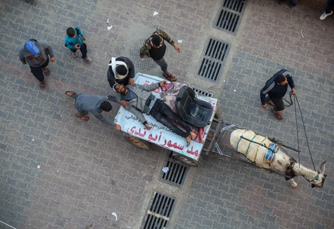 على عربة يجرها حمار إلى غسيل الكلى... رحلة علاج يثقلها الوجع في غزة 