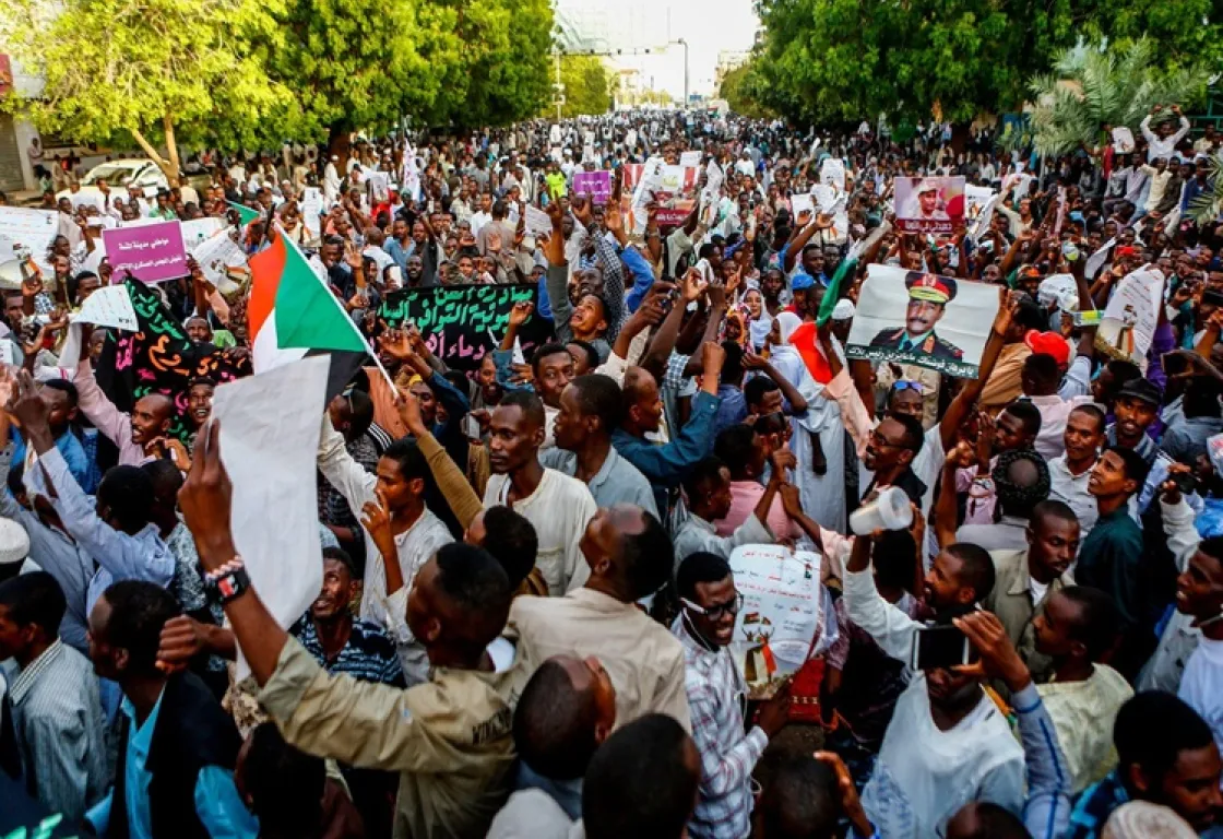 برداء شبابي مزيف... هكذا يخطط "إخوان السودان" لإعادة التموضع