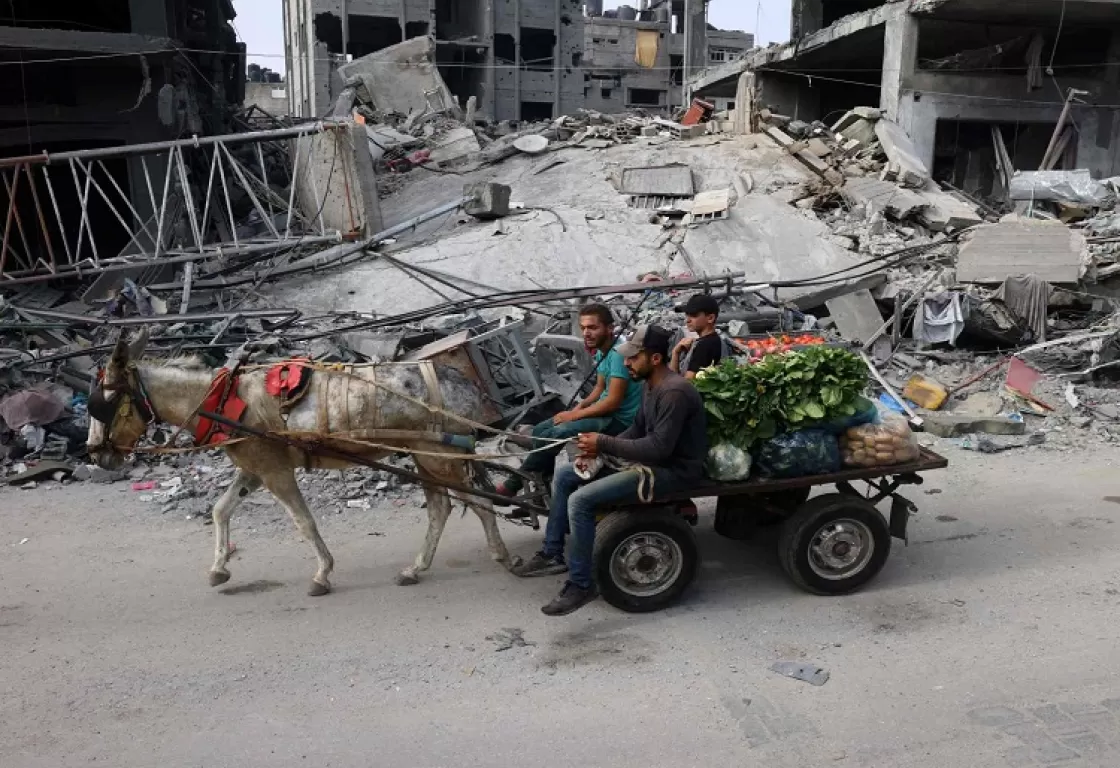 غزيون يتنقلون عبر العربات ويتنفسون هواء "الهدنة" غزيون يتنقلون عبر العربات ويتنفسون هواء "الهدنة"