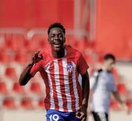 لاعب أتلتيكو مدريد يبصق على منافسه بعد إصابته