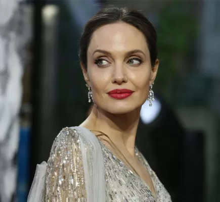 بعد دعمها لغزة ..والد أنجلينا جولي يهاجمها : الأرض لليهود وابنتي لاتفهم مايحدث!