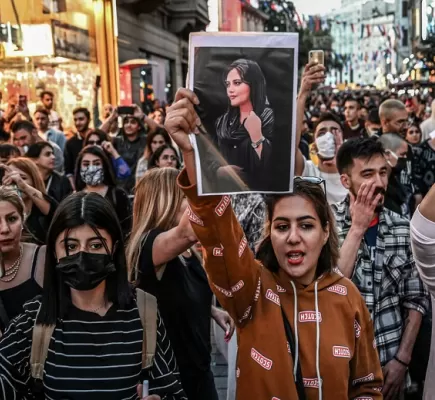 النظام الإيراني يفشل في قمع الشارع... احتجاجات وإضرابات مستمرة للشهر الرابع