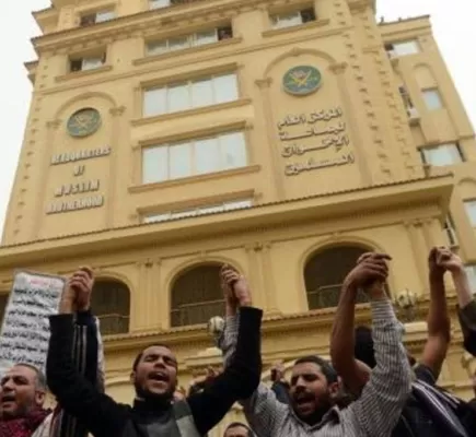 الإخوان المسلمون كميليشيا... الثابت والمتغير في استراتيجيات العنف والتكفير