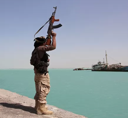 بعد تهديداتهم للملاحة البحرية... هل يتخذ المجتمع الدولي موقفاً حازماً من الحوثيين؟
