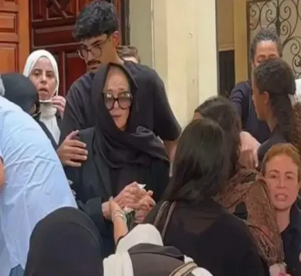 نجلاء فتحي تودع ابنتها الوحيدة.. مشاهد حزينة في جنازة ياسمين أبو النجا