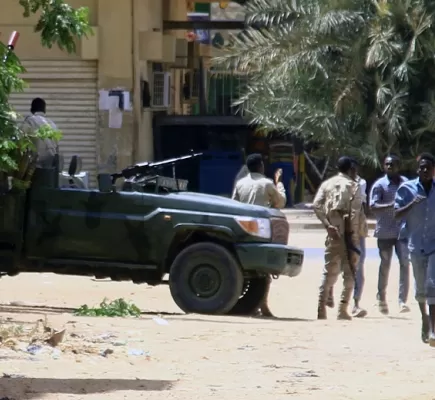 الإسلاميون والانتقال الديمقراطي في السودان – صراع داخلي واستغلال أدوات العنف
