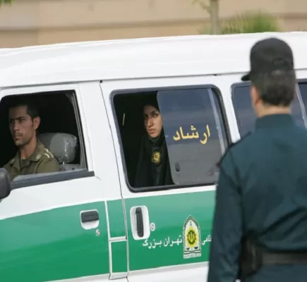 كاميرات بشوارع إيران لمراقبة زي النساء... هل هكذا استبدلت إيران شرطة الأخلاق؟