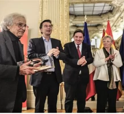 أدونيس يطالب بتغيير المجتمع السوري عشية سقوط الأسد