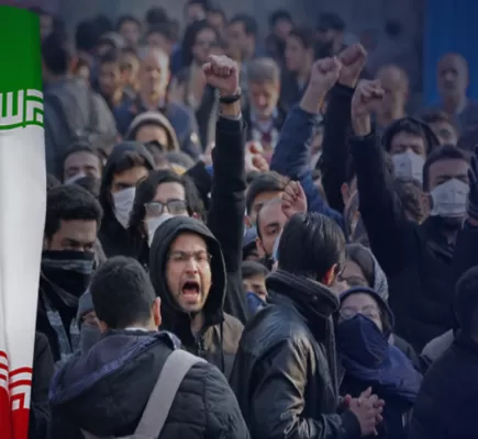 المئات يتظاهرون ضد النظام الإيراني ويهتفون الموت لخامنئي... ما القصة؟