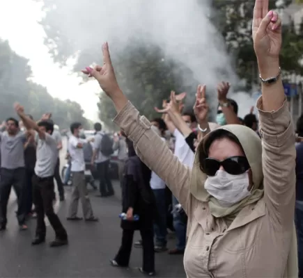 هل تتحول الثورة السلمية في إيران إلى مقاومة مسلحة؟ ما الجديد؟