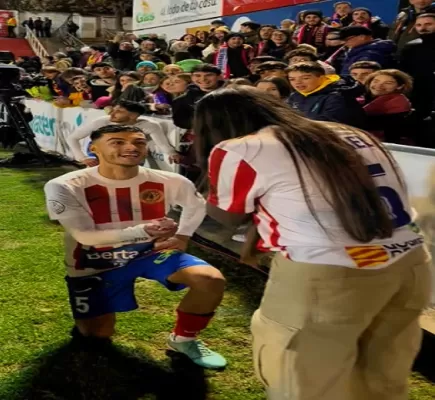أمام أعين برشلونة: لاعب يخسر المباراة ويفوز بقلب حبيبته