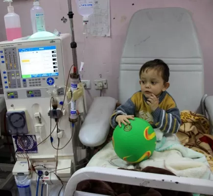 بعد انكشاف مقتل (20) طفلاً بدواء فاسد... الحوثيون يعاقبون مرضى السرطان