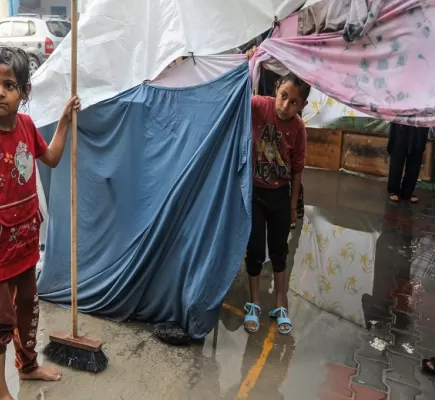 بين القصف والأمطار... معاناة الفلسطينيين في قطاع غزة تتفاقم