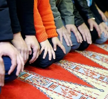 مسلمو بريطانيا الشباب أكثر ليبرالية لكنهم ليسوا أقل تديناً