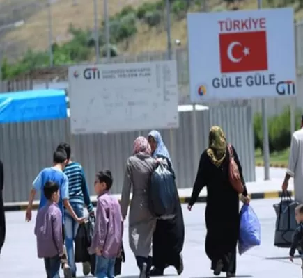 بعد أن فتحت حدودها لاستقبالهم... تركيا تُرحل أكثر (500) ألف لاجئ سوري
