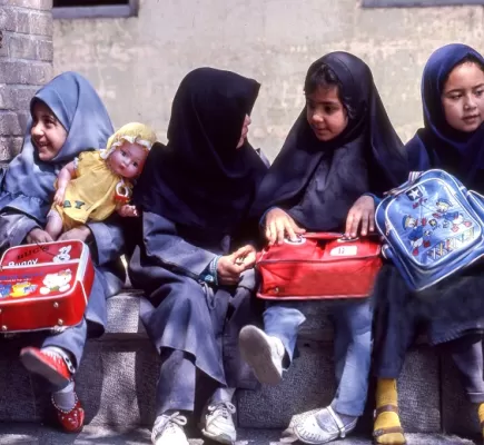 تعرض فتيات للتسمم في أكثر من (30) مدرسة إيرانية... ما القصة؟