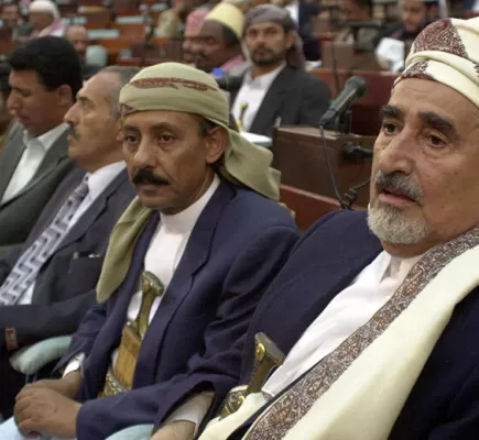 الرئاسي اليمني في مواجهة فساد قيادات الإخوان... ما القصة؟