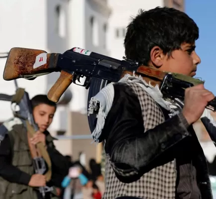 رغم الهدنة... الحوثيون يواصلون تجنيد الأطفال