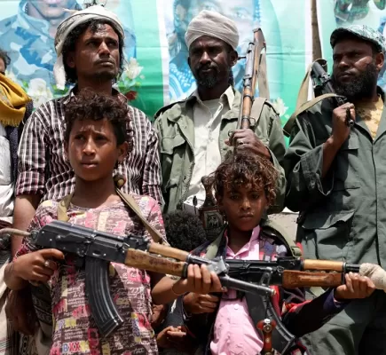مخاوف من خلق جيل من الإرهابيين... الحوثيون يجبرون الطلبة على التوجه للمعسكرات الصيفية