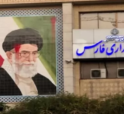 علقوا صورة ملطخة بالأحمر لخامنئي... الاحتجاجات الإيرانية تتصاعد وحصيلة القتلى ترتفع