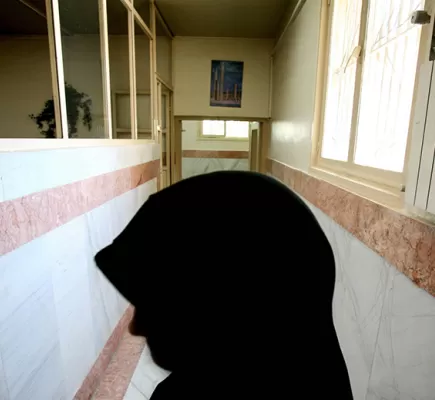 سجينة إيرانية تكشف جرائم مروعة تحدث في سجن النساء... هذه تفاصيلها