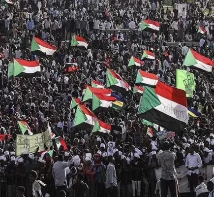 يلوحون بالقوة في مواجهته.. لماذا يعارض إخوان السودان مشروع الدستور الانتقالي؟