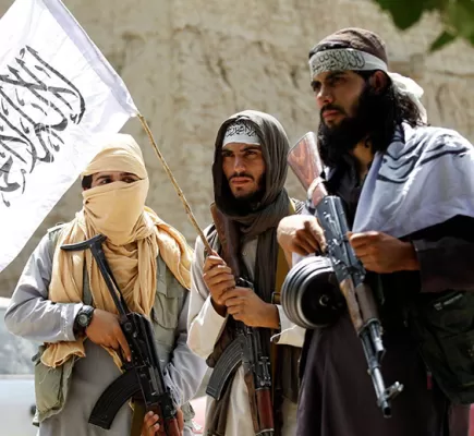 على الملأ... طالبان تجلد (12) شخصاً بينهم (3) نساء بملعب في أفغانستان