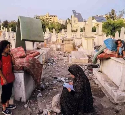 أحياء بين الأموات: نازحو غزة يعيشون في المقابر
