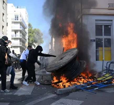 أخونة الاحتجاجات الطلابية في فرنسا تحول الساحات إلى ميادين حرب