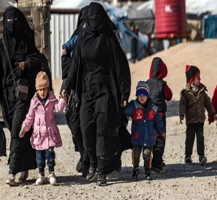 بعد إدانات دولية... فرنسا تُعيد (10) نساء و(25) طفلاً من مخيمات في سوريا