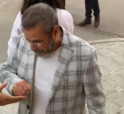 موجة غضب من صاحب الوسيّة.. أحمد عبد العزير يرفض مصافحة معجبيه