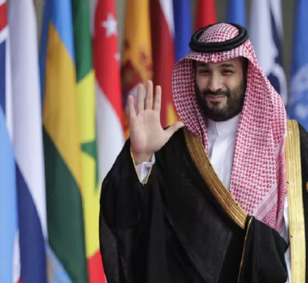 أحاديث جانبية وابتسامات ودية بين الأمير محمد بن سلمان وقادة دول تثير تفاعل المغردين