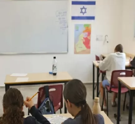 مدرس أمريكي يهدد طالبة بقطع رأسها لرفضها علم إسرائيل... ما القصة؟