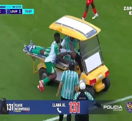 حدث في الإكوادور: عربة إسعاف طائشة نزلت للإنقاذ فصدمت لاعبًا داخل الملعب