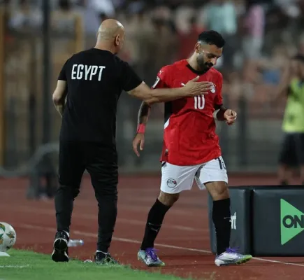غادر معسكر المنتخب.. صلاح يعاقب حسام حسن على تصريحاته