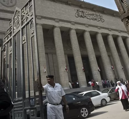 حاولوا حرق استاد الإسكندرية... محكمة مصرية تقضي بسجن (7) من جماعة الإخوان