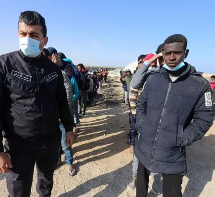 المهاجرون الأفارقة يثيرون الجدل في تونس... هل هو تضخيم أم واقع مرير؟