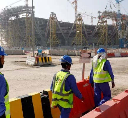 استطلاع رأي يسلط الضوء على الانتهاكات التي تعرض لها العمال الأجانب في قطر